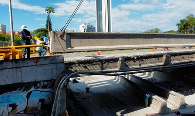 Se ejecutaron maniobras de ingeniería civil en el puente contiguo al Club Colombia durante este fin de semana