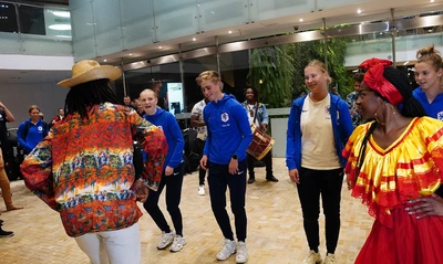 Salsa y folclor alegran llegada a Cali de las selecciones que disputarán la Copa Mundial Femenina Sub- 20