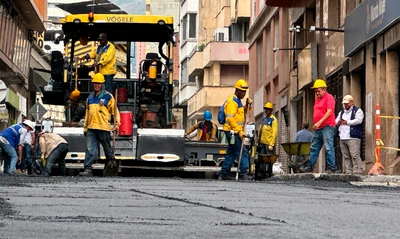 Avanza la recuperación de la malla vial de Cali en tiempo récord: Av. de Los Cerros, centro histórico y estadio dicen ¡chao hueco!