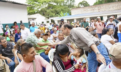 Emotivo y masivo encuentro del alcalde Alejandro Eder con los habitantes de Navarro