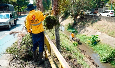EMCALI realiza limpieza y mantenimiento preventivo de los canales, sumideros y alcantarillas previo a la temporada de lluvias en la ciudad