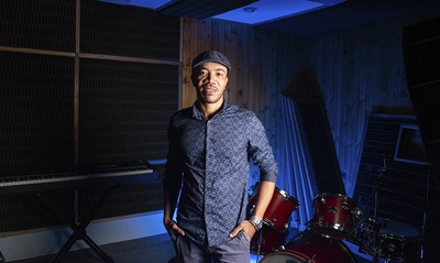 Los ritmos afrolatinos de Lander Rincón, sonando en los estudios de grabación de Takeshima