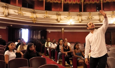 Descubre cómo programar tu visita guiada al Teatro Municipal Enrique Buenaventura