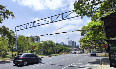 Instalado la solución para evitar nuevos choques contra el puente contiguo al Club Colombia