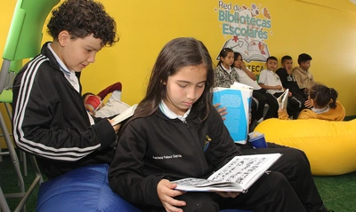 La institución educativa La Leonera recibió una biblioteca pensada para fomentar la creatividad, la investigación y el aprendizaje colaborativo