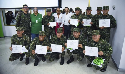 Secretaría de Turismo de Cali y el SENA certificaron en inglés a más de 100 taxistas, militares y personal del sector gastronómico