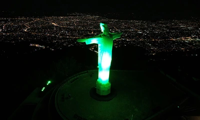 La ‘sucursal del cielo’ se ilumina de verde en homenaje a la COP16