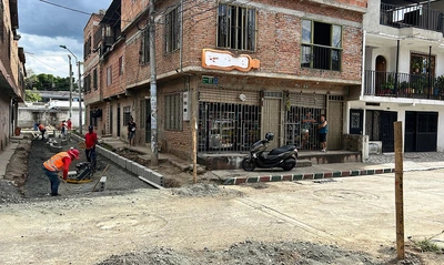 Calles en el oriente de Cali se transforman con adoquines hechos con material reciclado