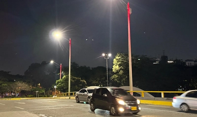 Instalamos 26 luminarias LED y doce postes traslúcidos en el puente del Club Colombia