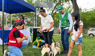 Alcaldía de Cali avanza con la campaña ‘Yo cuido y mantengo mi parque limpio’, para la correcta disposición de excrementos de mascotas