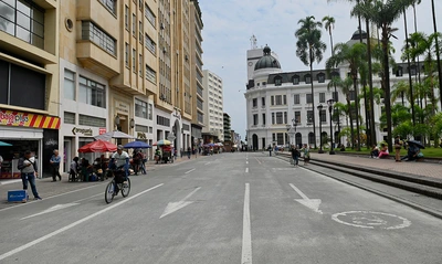 La peatonalización del centro de Cali se mantiene con la habilitación de un carril de tráfico calmado y acceso local a la Plaza de Cayzedo.