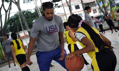 Niños del programa ‘Deporvida’ vivieron una tarde mágica, al lado de jugadores de baloncesto universitario de Estados Unidos