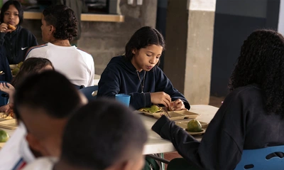 Con supervisión y la entrega de menajes, la Secretaría de Educación Distrital fortalece el Programa de Alimentación Escolar PAE