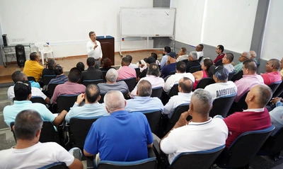 Operativos contra el transporte informal y demarcación de pistas, entre los temas discutidos durante reunión de Movilidad Distrital con taxistas