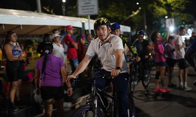Alcalde Alejandro Eder pedaleó con los caleños en el regreso de la Ciclovida  nocturna