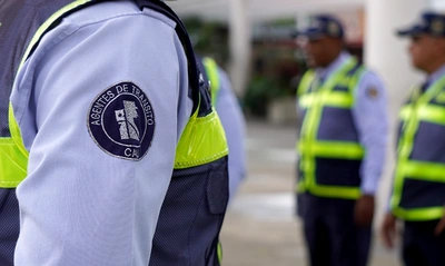 Movilidad confirma que agente de tránsito y moto en polémica imagen de redes sociales, están adscritos al organismo: la investigación sigue en curso