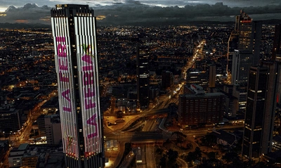Cali adornó la Torre Colpatria con invitación para turistas a venir a la Feria de Cali, donde debes estar, y conocer la Sucursal del Cielo en 2025