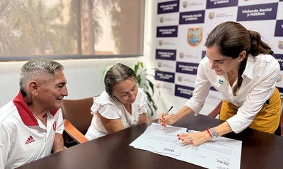 Alcaldía de Cali entrega título de propiedad a vecina del barrio Comuneros I, tras 43 años de espera