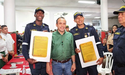 Alcalde Alejandro Eder condecoró a bomberos que rescataron una menor de cuatro años de edad durante incendio