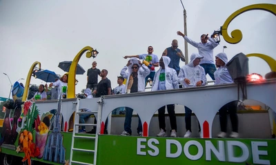 Secretaría de Turismo de Cali cerró con broche de oro su participación en los desfiles de la Feria de Cali 2024 con la carroza ‘Cali es donde debes estar’