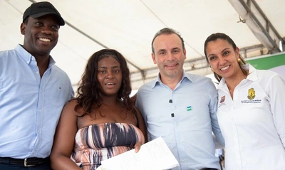 174 familias del Plan Jarillón reciben las escrituras de sus viviendas