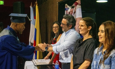 56 jóvenes de ‘En La Buena’, el programa de prevención de violencia de la Alcaldía de Cali, se graduaron como bachilleres