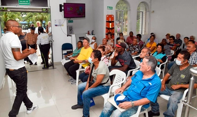 Personas mayores pueden realizar sus trámites en el Centro de Atención, ubicado en El Bosque