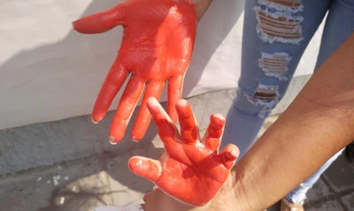 ‘Mambrú no va a la guerra, Mambrú va a la escuela’: Alcaldía de Cali se suma a Manos Rojas contra el reclutamiento infantil