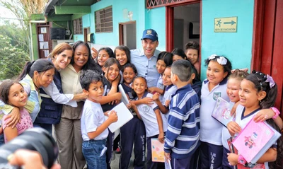 ¡Con certificado en mano! Familias de la comuna 1 del barrio Vista Hermosa reciben por parte del alcalde la garantía de que su vivienda será mejorada antes de terminar el año