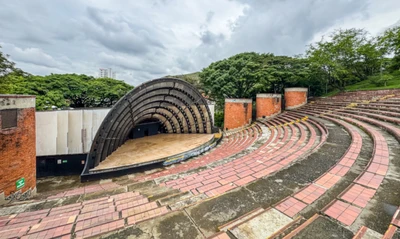El Teatro al Aire Libre Los Cristales, oficialmente titularizado a nombre de la Alcaldía de Cali