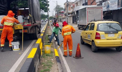 Alcaldía de Cali pinta más de 3.5 kilómetros de bordillos sobre la Autopista Suroriental y mejora la seguridad vial de los caleños