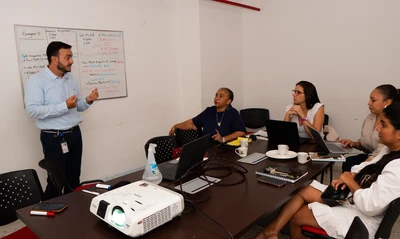 Colaboración en acción: equipos de trabajo de rectores de Cali abordan planes de mejoramiento y recursos educativos