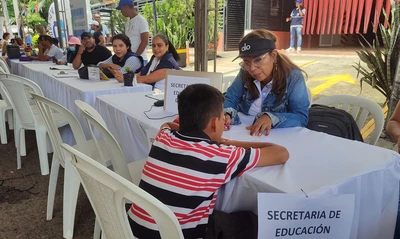 En la feria de servicios ‘Volvamos a mi Cali bella’, la Secretaría de Educación presentó las diferentes ofertas educativas y cupos disponibles para la comuna 18