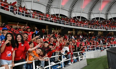 El fútbol en paz volvió al Pascual Guerrero: tribuna sur del estadio se llenó de sonrisas