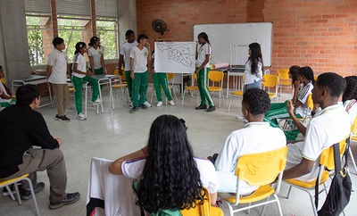 Estudiantes de la Institución Educativa Siete de Agosto reconocen la  importancia del jarillón del río Cauca