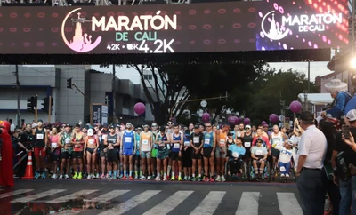 Desde la madrugada, cientos de caleños alientan a los deportistas que corren la Maratón de Cali