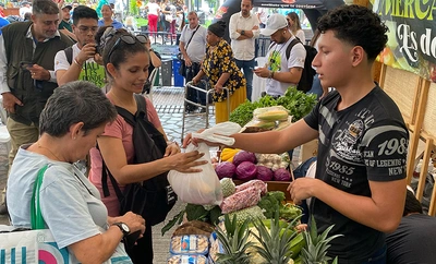 Avanza la recuperación del centro de Cali: mercado campesino integró  economías locales en la Plaza de Cayzedo