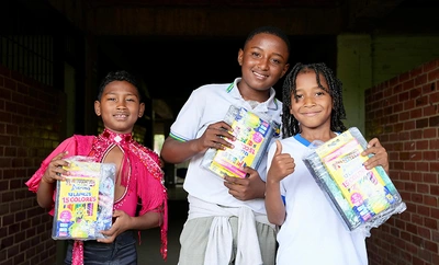 Estudiantes de la Institución Etnoeducativa Oficial (IEO) Técnico Industrial Carlos Holguín Mallarino recibieron donación de kits escolares