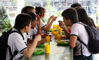 Cali fortalece la permanencia escolar con inversión estratégica en transporte y alimentación escolar