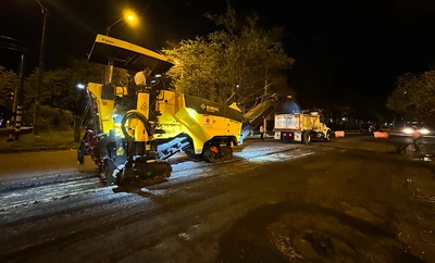 Alcaldía Eder levanta todos los huecos de la carrera 66 con calle 14 y durante la noche la dejará completamente pavimentada