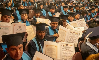 Más de 2500 jóvenes caleños ya están ‘En la Buena’: 438 se graduaron como bachilleres en el primer semestre de 2025