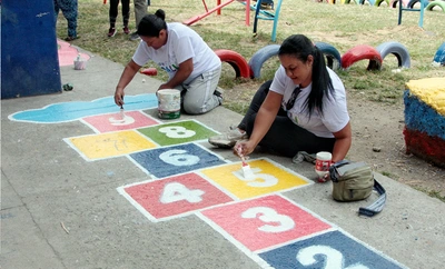 Embelleciendo los parques infantiles es como celebramos el  cumpleaños 489 de Cali
