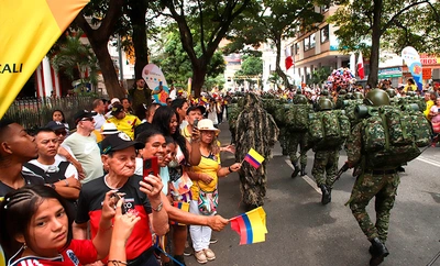 Con patriotismo puro, los caleños acompañaron a la Fuerza  Pública en el Desfile de la Independencia