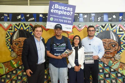 En las estaciones del MIO, usuarios del sistema tienen acceso a oportunidades laborales