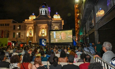 Función de ‘La salsa vive’, del caleño Juan Carvajal, en la Plaza de Cayzedo