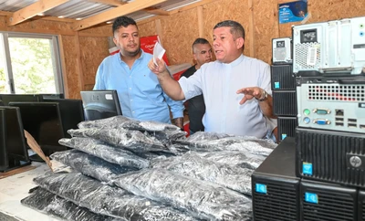 Habitantes de ‘Brisas de las Torres’ recibieron 30 computadores, 500 kits de aseo y refrigerios