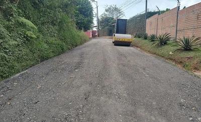 Vecinos del Callejón Anchicayá celebran la recuperación de su vía principal por parte de la administración Eder