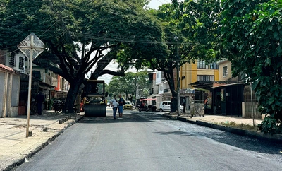 Promesa cumplida: alcaldía de Alejandro Eder pavimenta vía en el barrio El Jardín que tenía peligrosos huecos