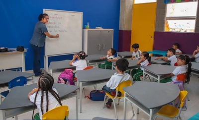 Con inversión de 9000 millones de pesos, alcalde Alejandro Eder entregó renovada sede educativa en la Comuna 8 de Cali