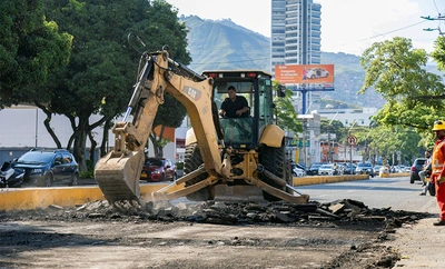 Comuna 18 saldrá del abandono; este 2025 la Alcaldía Eder pavimentará 10 tramos viales críticos solicitados por la ciudadanía